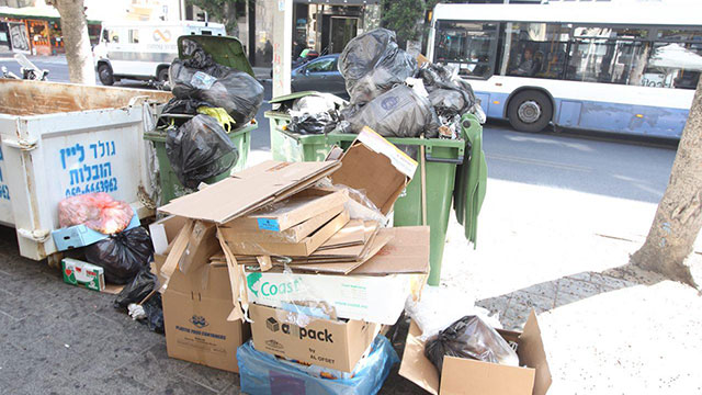 Garabage piles up on Allenby Street (Photo: Moti Kimchi)