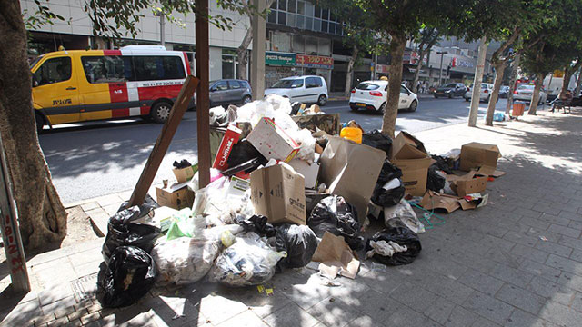 האשפה לא תפונה מהפחים ברחובות (צילום: מוטי קמחי) (צילום: מוטי קמחי)
