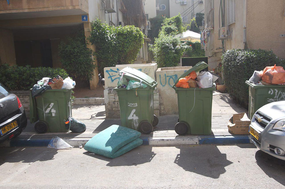 Full garbage cans on Shenkin Street (Photo: Motti Kimchi)