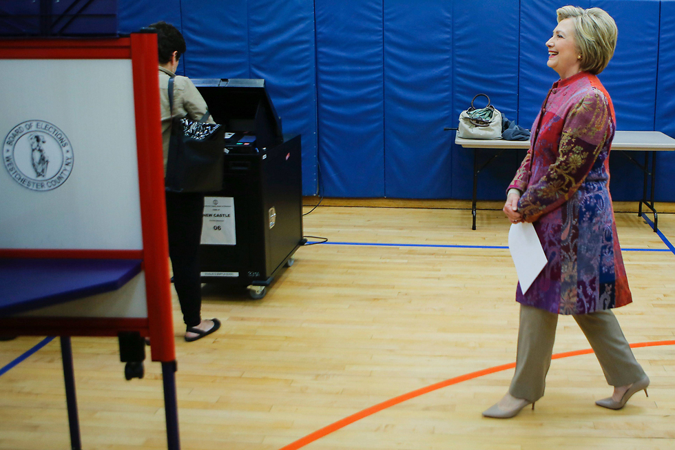 סומנה מההתחלה כמנצחת בפריימריז הדמוקרטיים. קלינטון מצביעה בניו יורק (צילום: AFP) (צילום: AFP)