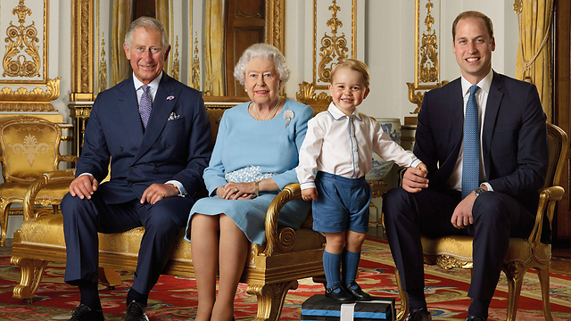 4 דורות בתמוננה אחת: אליזבת השנייה, בנה הנסיך צ'רלס, נכדה הנסיך ויליאם ונינה הנסיך ג'ורג' (צילום: EPA) (צילום: EPA)