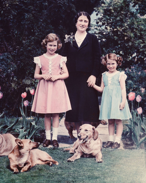 1936: הנסיכה אליזבת (משמאל) בגיל 10, עם אמה המלכה אליזבת, ואחותה הנסיכה מרגרט (צילום: Gettyimages)