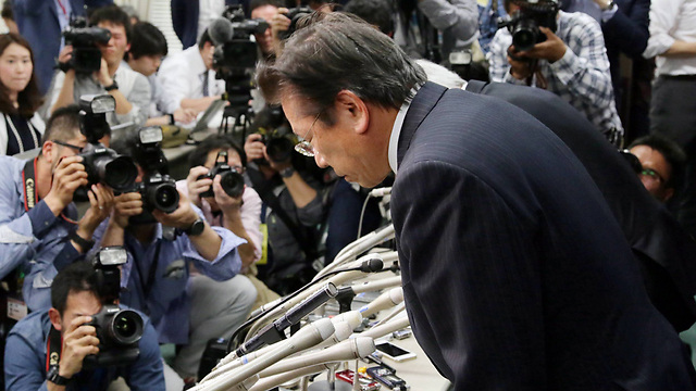 נשיא מיצובישי מתנצל (צילום: AFP) (צילום: AFP)