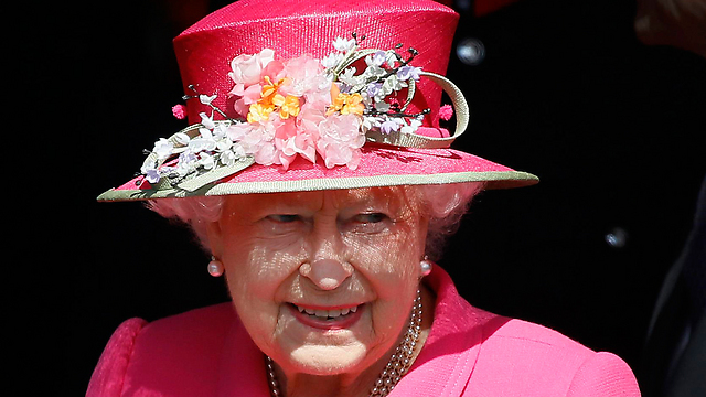 השריפה כילתה את הארמון, הכדורים שרקו לידה. גם מזל עזר למלכה (צילום: AP) (צילום: AP)