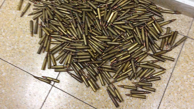 תחמושת ומטען צינור שנמצאו במהלך הפשיטה (צילום: דוברות המשטרה) (צילום: דוברות המשטרה)
