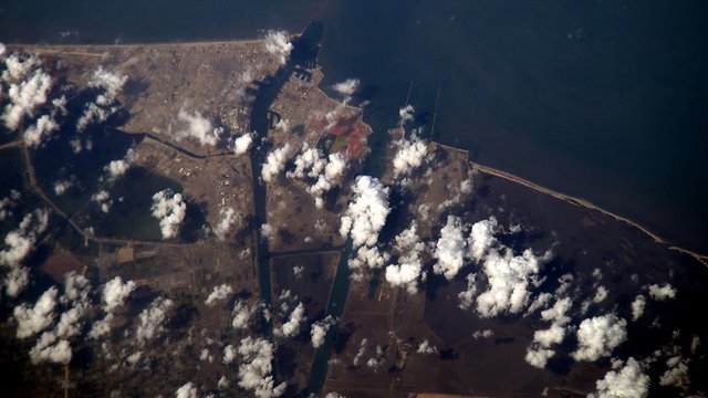 עננים מעל תעלת סואץ (צילום: ג'ף ווילימאס, נאס"א) (צילום: ג'ף ווילימאס, נאס