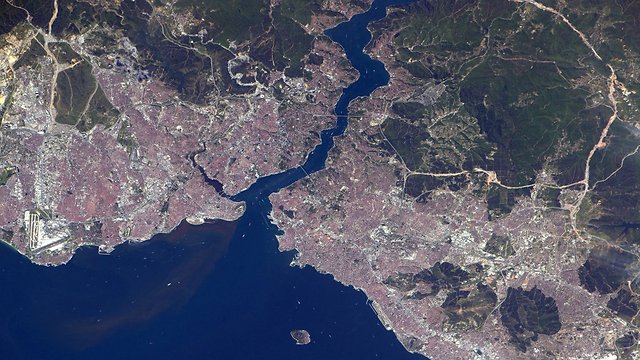 איסטנבול כפי שהיא צולמה מהחלל (צילום: ג'ף ווילימאס, נאס"א) (צילום: ג'ף ווילימאס, נאס