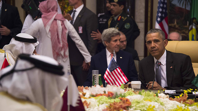 אובמה ומזכיר המדינה קרי, אמש בסעודיה (צילום: AFP) (צילום: AFP)