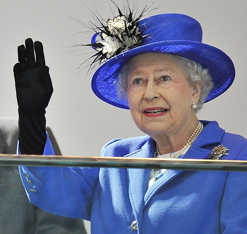 היי גיררררל. אליזבת המלכה חוגגת 90 (צילום: MCT) (צילום: MCT)