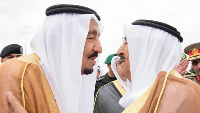 מלך סעודיה העדיף לקבל אתמול את פני מנהיגי מדינות המפרץ בנמל התעופה בריאד ()