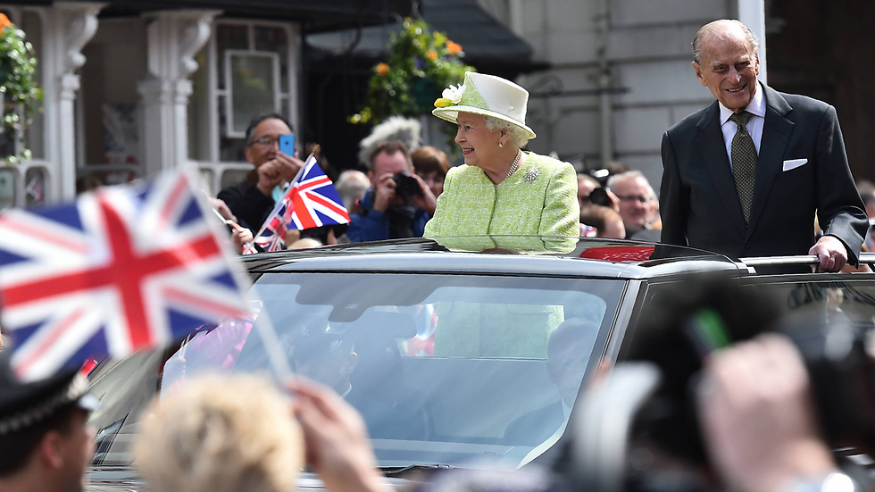 "פולין תאבד בעלת ברית חשובה במאמץ לבצע רפורמה באיחוד האירופי אם בריטניה תפרוש ממנו". המלכה אליזבת ובעלה הנסיך פיליפ (צילום: AFP) (צילום: AFP)