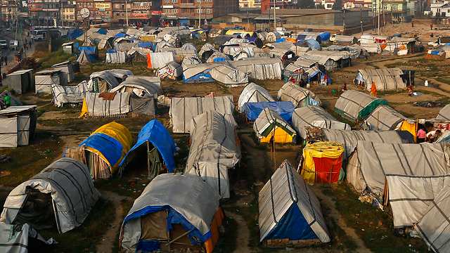 עיר אוהלים שהוקמה אחרי רעידת האדמה (צילום: EPA ) (צילום: EPA )