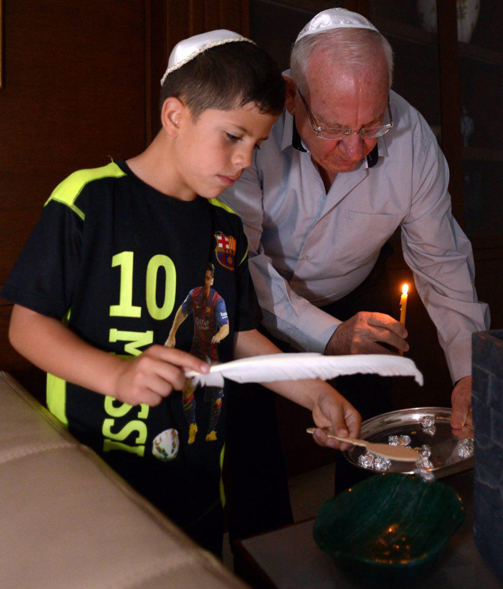 President Rivlin searches for bread with his grandson (Photo: Haim Tzah LTD)
