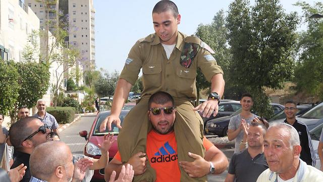 Sgt. Elor Azaria carried on the shoulders of his supporters (Photo: Motti Kimchi)