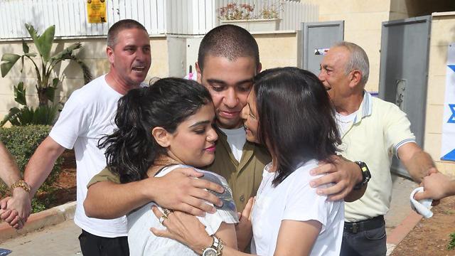 Sgt. Elor Azaria receiving a hug from his mother and sister (Photo: Motti Kimchi)