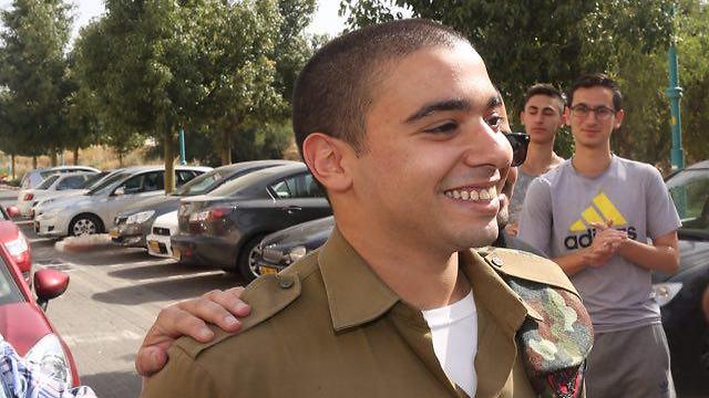 Sgt. Elor Azaria smiles as he arrives home (Photo: Motti Kimchi)