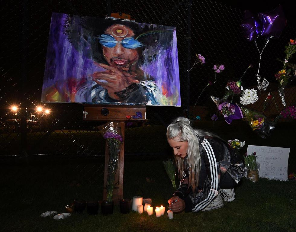 נרות לזכרו של פרינס, ליד אולפן ההקלטות בפייזלי פארק במינסוטה שם מצא את מותו (צילום: AFP) (צילום: AFP)