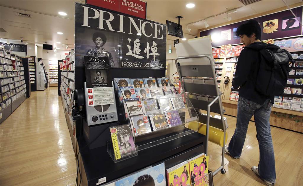 גם בטוקיו זוכרים ומוכרים את השירים (צילום: AP) (צילום: AP)
