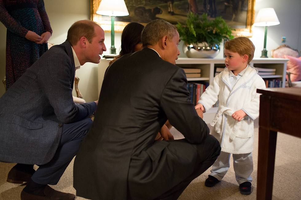 אובמה פוגש את הנסיך ג'ורג' (צילום: AP) (צילום: AP)