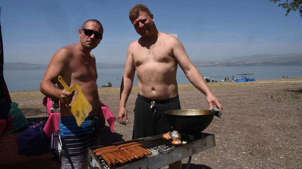 Griling in the warm passover whether at the Sea of Galilee. (Photo: Avihu Shapira)