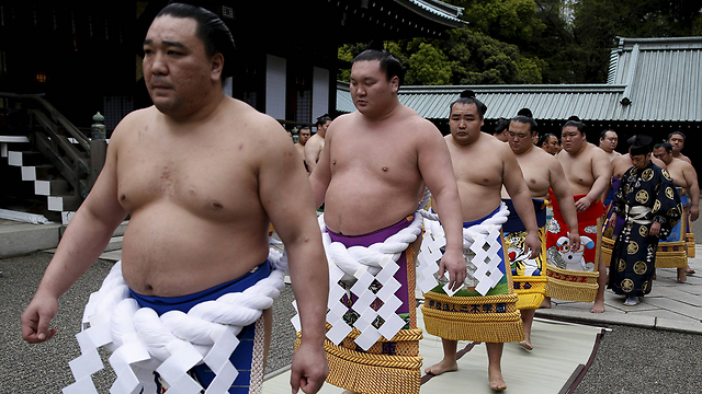 מתאבקי סומו מתכוננים לקרב במקדש יסוקוני בטוקיו (צילום: רויטרס) (צילום: רויטרס)