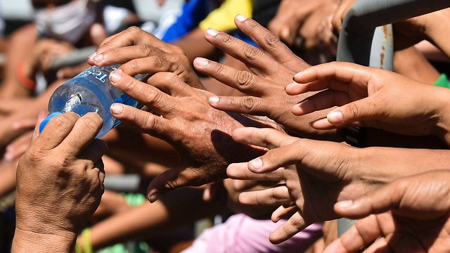 תושבי מאנטה באקוודור מתחננים למים אחרי רעידת האדמה (צילום: AFP) (צילום: AFP)