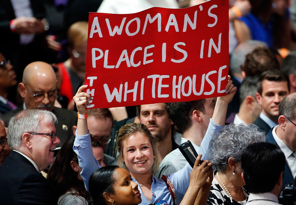 "מקומה של אישה בבית הלבן". תומכת בהילרי קלינטון בעצרת תמיכה בניו יורק (צילום: AP) (צילום: AP)