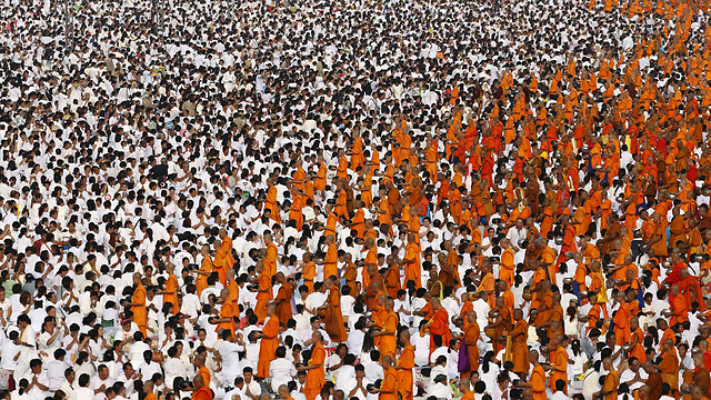 מאה אלף נזירים בודהיסטים בטקס במקדש בפרברי בנגקוק (צילום: רויטרס) (צילום: רויטרס)