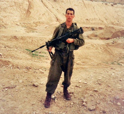 החייל רז מינץ נהרג ב-2001, וחבריו דואגים שמורשתו תמשיך להתקיים. הקליקו על התמונה ותגיעו לכתבה המרגשת (מתוך האלבום המשפחתי)