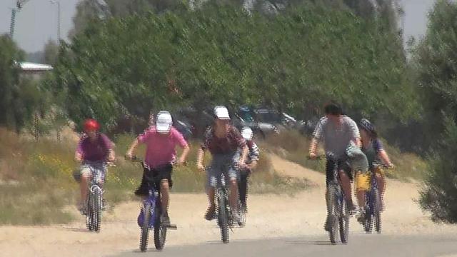 רוכבי אופניים ליד קיבוץ בארי (צילום: בראל אפרים) (צילום: בראל אפרים)