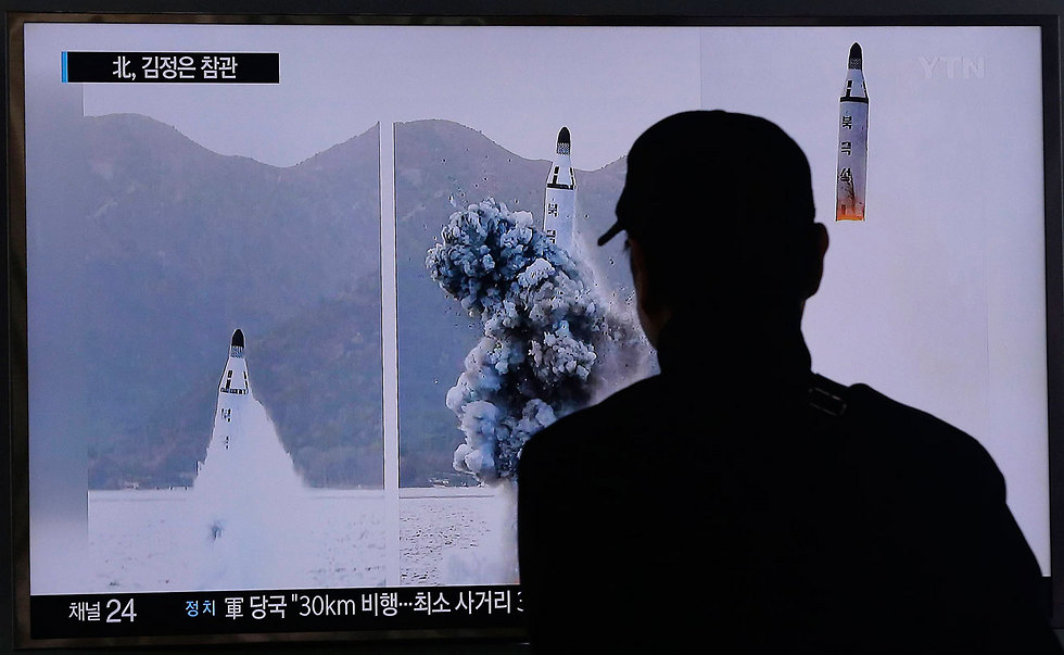 בדרום קוריאה עוקבים בדאגה (צילום: רויטרס) (צילום: רויטרס)