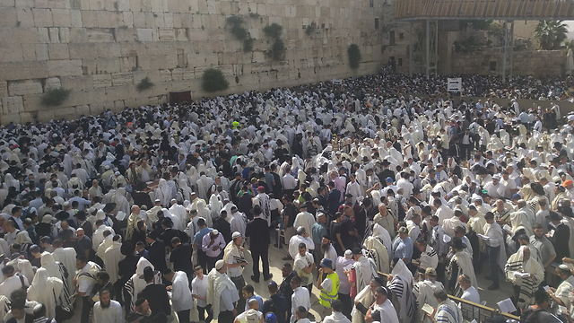 Priestly blessing at the Western Wall (Photo: Yoav Dodkavitch)