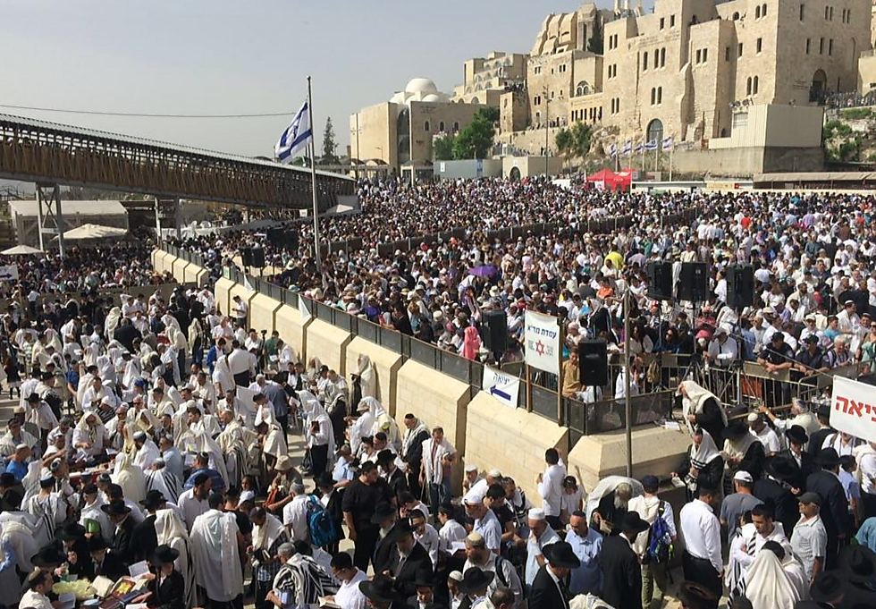 Thousands gather at the Western Wall