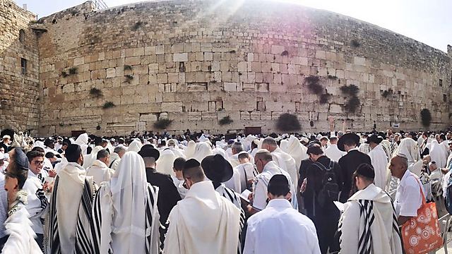 Priestly blessing  at the Western Wall (Photo: Daniel Elior)