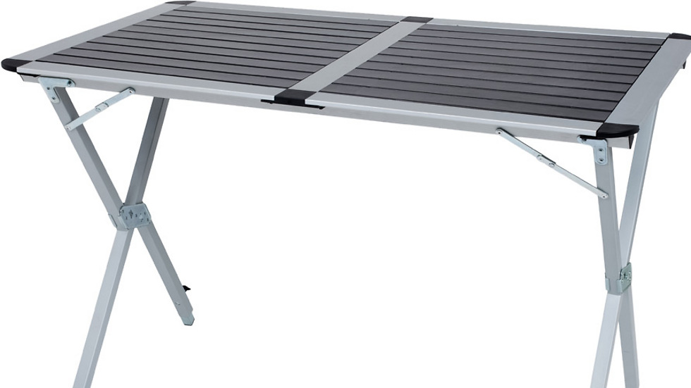 שולחן אלומיניום של אצטק קל במיוחד ומתקפל. ניתן להשיג ברשת אאוטסיידרס (צילום: ירון גרין) (צילום: ירון גרין)