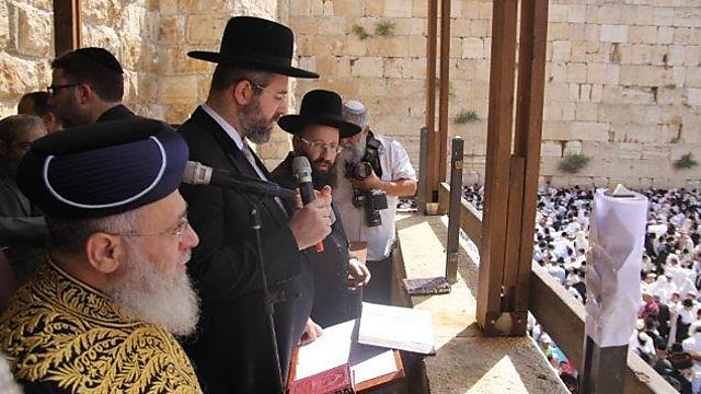 הרבנים הראשיים במהלך התפילה ()