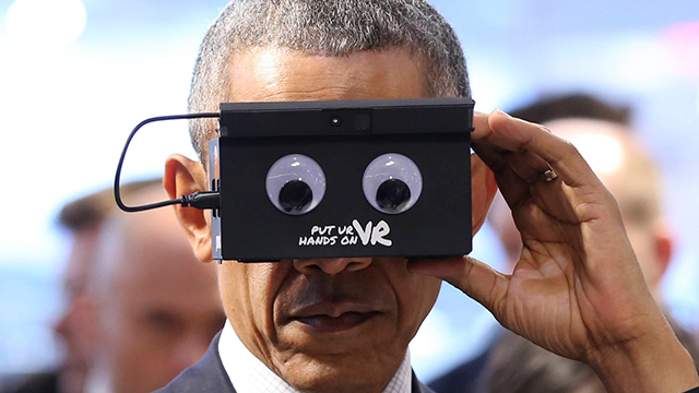 אובמה בודק משקפי מציאות מדומה בהאנובר, היום (צילום: AP) (צילום: AP)