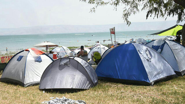 אוהלים בכנרת במהלך חופשת החג (צילום: אביהו שפירא) (צילום: אביהו שפירא)