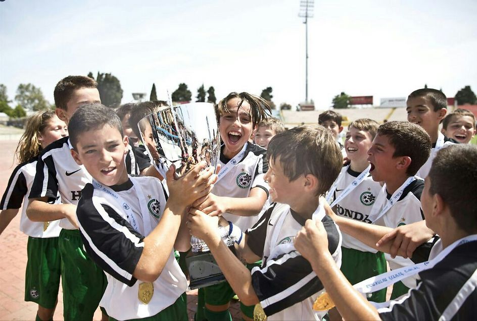 ילדי מכבי חיפה חוגגים זכייה בגביע (צילום: ההתאחדות לכדורגל)