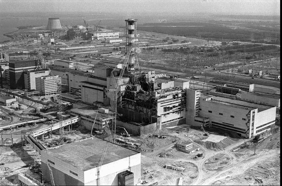הכור בצ'רנוביל בתמונה שצולמה ב-1986 (צילום: AP) (צילום: AP)