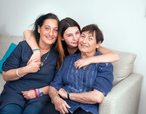 שרון בלוך עם אמה חנה ובתה אורין (צילום: גיל נחושתן,עדי אדר, צביקה טישלר)