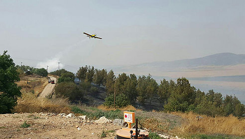 מטוס כיבוי מעל השריפה בעמק יזרעאל (צילום: דוברות כיבוי אש והצלה מחוז צפון)