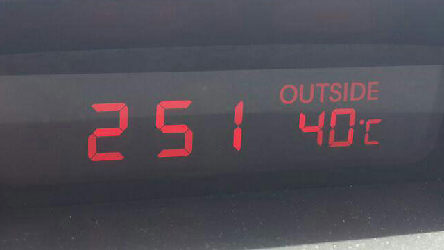 אשדוד: 40 מעלות במד-חום המכונית  ()