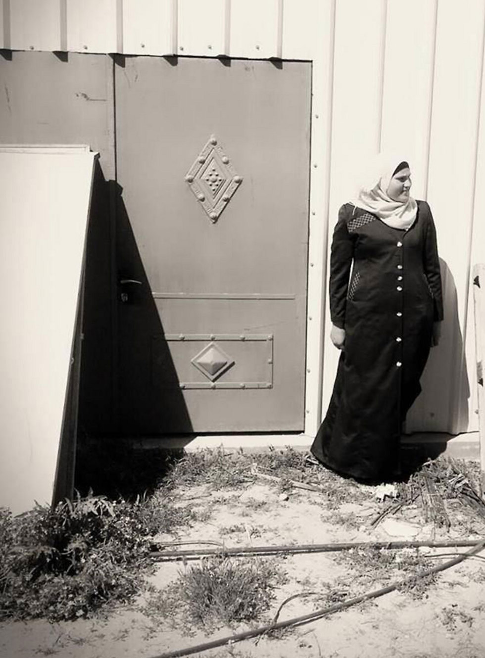 The locked door and the Bedouin woman. (Photo: Ibtisam Abu-Kaff)