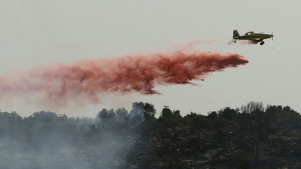 Firefighting plane over the Shlomi fire (Photo: Gil Nechushtan)
