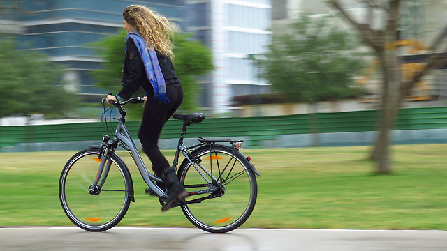 Woman on a bicycle (Photo: Roni Nak)