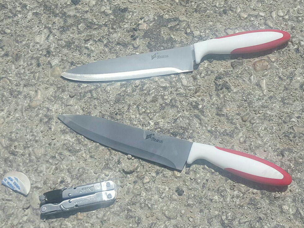 הסכינים שנטען כי נמצאו בזירת האירוע ()