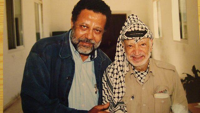 Palestinian film director Narsi Hajjaj with Yasser Arafat (Photo: Facebook) 