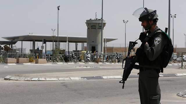 לוחם מג"ב במחסום קלנדיה, ארכיון (צילום: AFP) (צילום: AFP)