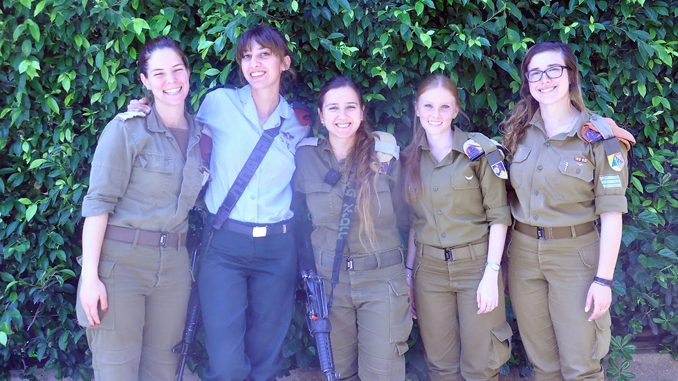 Heroines against the Intifada. L-R: Lt. Shahaf Shwartz, Cpt. Paz Rokach, Lt. Ofir Asulin, Cpl. Linoy Ben Yitzhak and Sgt. Yael Sandler (Photo: IDF Spokesperson)